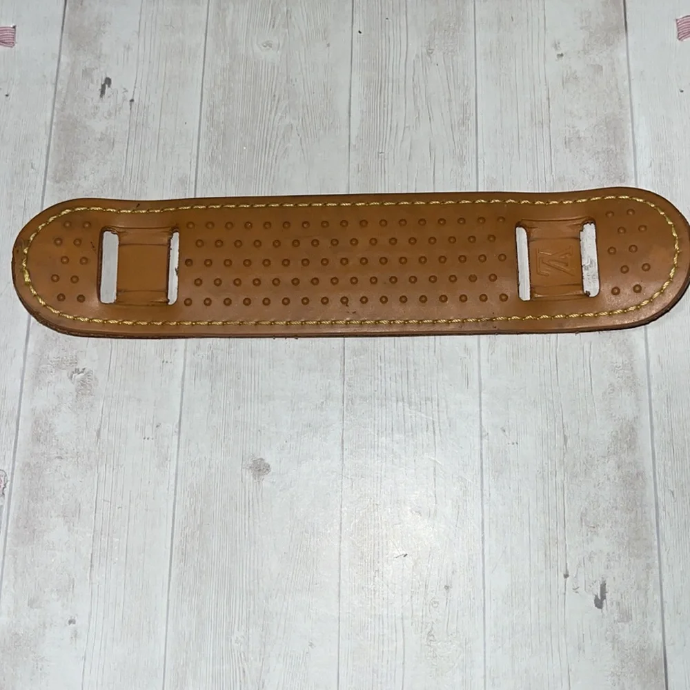 Authentic Louis Vuitton leather shoulder strap grip. - Picture 2 of 3